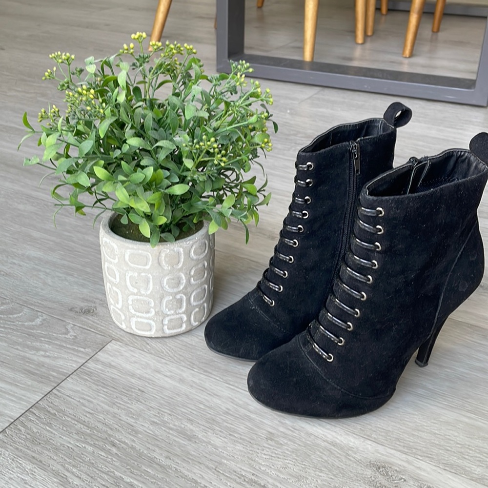 Chic suade black booties
